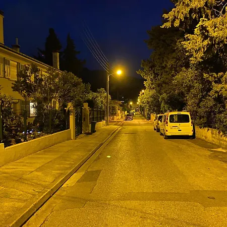 F4 Ideal Pro Ou Famille, 80 M2 Rdc Avec Jardin&terrasse Prives, Parking Gratuit, Calme, Wifi Free Pop, Clim Reversible, Balancelle, Transats, Bbq, Dans Petit Batiment, 15 Min De La Et Base Navale, 10 Min De La Gare Sncf Et Routiere Apartment Toulon